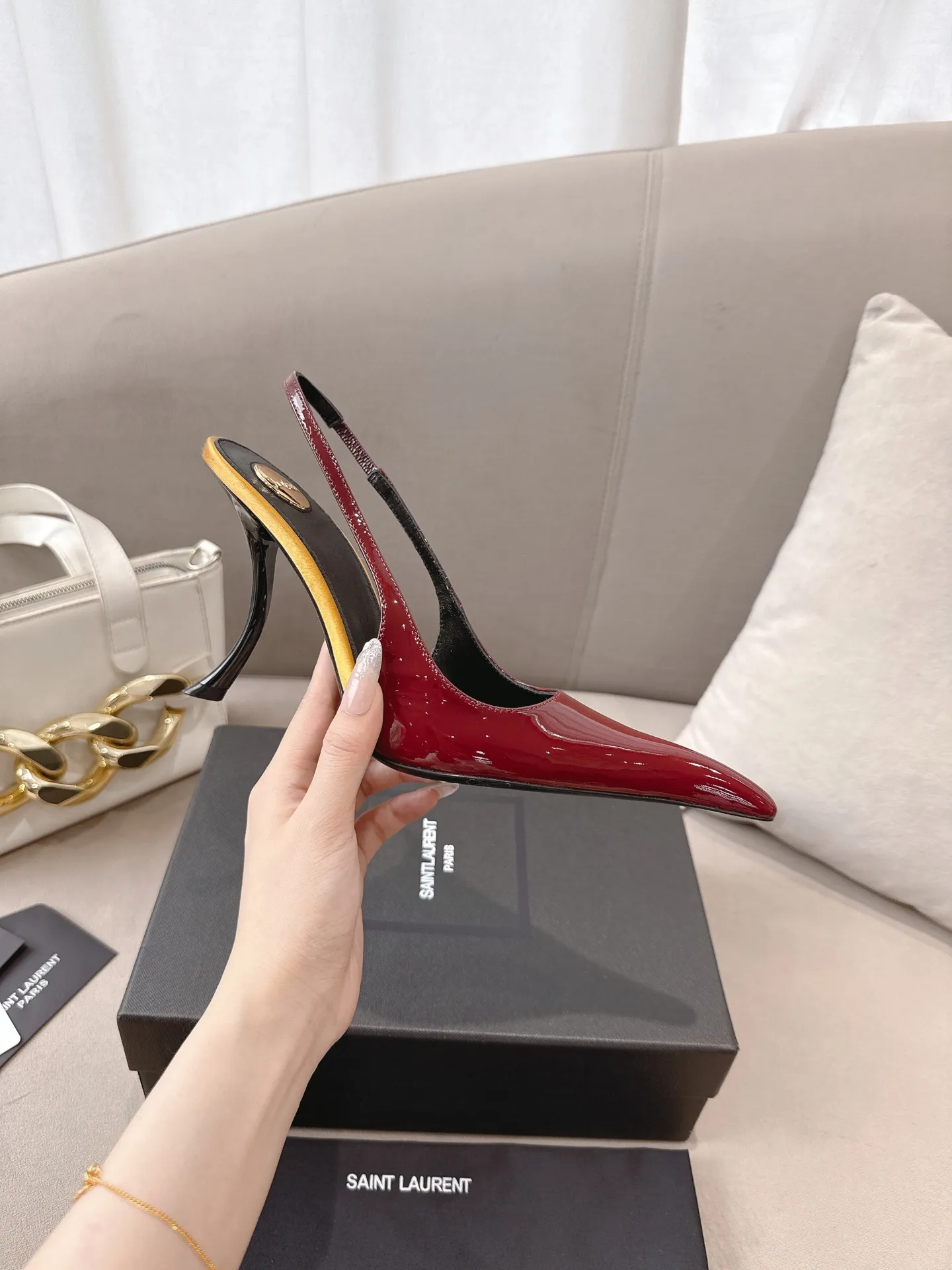 👟👟Ex-factory price 620👟👟 Saint Laurent YSL 25ss/autumn and winter ready-to-wear series catwalk style high heels. The design of the toe and transparent heel, the final effect is quite good. The different colors are also very beautiful. Only YSL understands women's hearts best and does not accept rebuttal. It is a super invincible feminine artifact and a must-have for women (z-product full-body customization, own molded hardware accessories, perfect consistency) ✔Upper: imported cow patent leather ✔Lining: imported 🐑goat leather ✔Sole: imported genuine leather outsole ✔Heel height: 10.5cm ✔Number of yards: 36-39 (40, 41, 42 can be customized and non-returnable) (Full set of packaging)